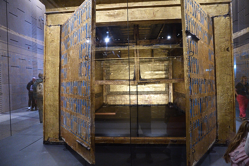 80 MAK_7145.jpg - La struttura è rivestito da una lamina d'oro. Presenta intarsi in pasta di vetro e pietre dure, inclusi lapislazzuli, turchese e corniola.